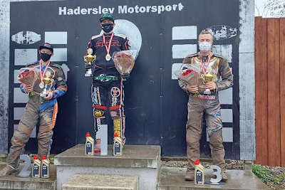 Sein Anzug blieb sauber: Kenneth Kruse Hansen (Mitte) fuhr bei der Dänischen Langbahn-Meisterschaft vorneweg