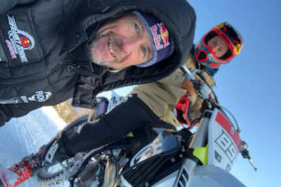 Franky Zorn (l.) bereitete die Husqvarna für Marcel Hirscher vor