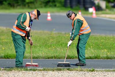Die Streckenposten Lenz Leberkern (r.) und Albert Sücker in Schleiz beim Fegen
