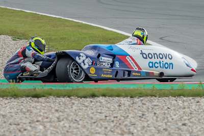 Noch führen Sepp Sattler und Beifahrer Luca Schmidt in der IDM Sidecars