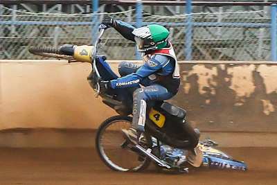 Bernd Diener konnte dem dahinrutschenden Bike nicht ausweichen und stürzte böse.