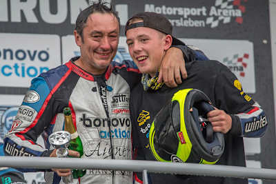 Josef Sattler und Luca Schmidt waren nach Rennen und Sektdusche nicht mehr ganz taufrisch, aber glücklich