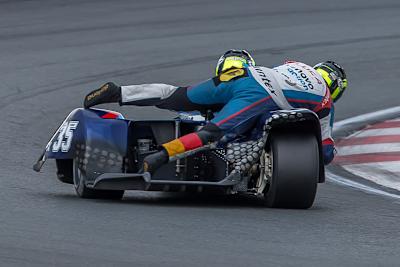 Beifahrer Luca Schmidt hielt mit Händen und Füßen das Gespann auf Spur 