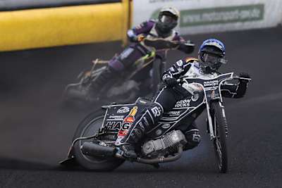 Speedway-Profi Erik Riss (vorne) lehnt die Langbahn-WM auf Speedwaybahnen ab