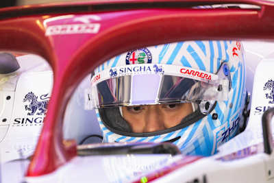 Der Chinese Guanyu Zhou im Alfa Romeo