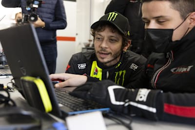 Valentino Rossi gibt Feedback in der Box seines neuen Teams