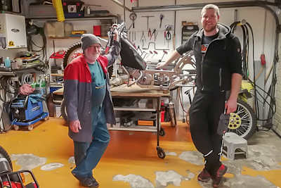 Karl Keil (l.) baut für Fabian Müller (r.) ein neues Gespann auf