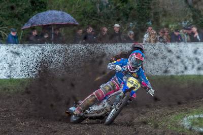 Stephan Katt bei seinem Ritt auf der schwierigen Grasbahn in Vries