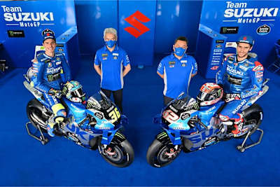 Suzuki-Teamvorstellung 2022: Joan Mir, Projektleiter Shinichi Sahara, Technical Director Ken Kawauchi und Alex Rins
