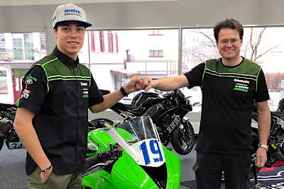 Andreas Kofler (li.) und Roman Raschle besiegeln ihre Zusammenarbeit