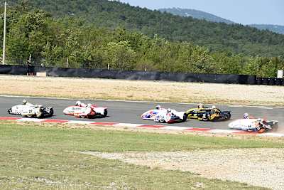 Bei den Seitenwagen geht es manches Mal eng zur Sache
