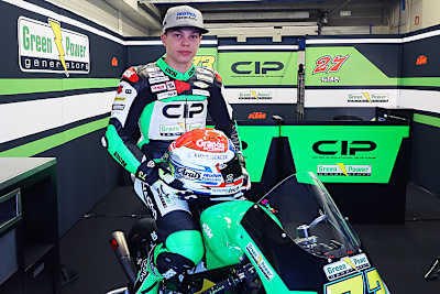 Maximilian Kofler nimmt schon einmal eine Sitzprobe auf seiner Moto3-KTM