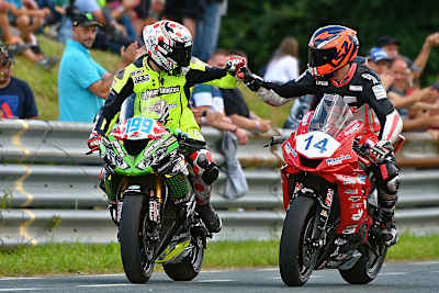 Ilja Caljouw (14) gratuliert Pierre Yves Bian zum Sieg