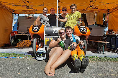 Im Vordergrund Christopher Eder mit seiner Ehefrau Veronika