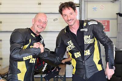 Marcel Fries und Markus Schlosser freuen sich nach ihrer Pole-Position