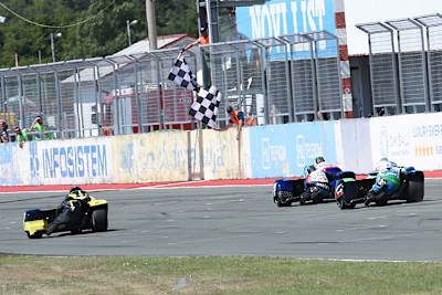 Hauchdünne Entscheidung zwischen Schlosser, Reeves und Ellis (vlnr.) beim zweiten WM-Lauf in Rijeka