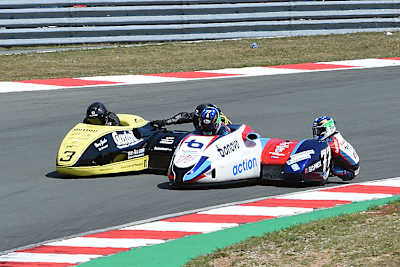 Zwischen Schlosser (3) und Reeves (77) geht es hart zur Sache