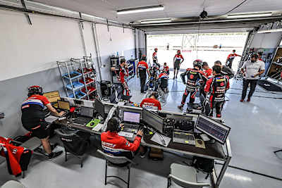 Kommandostand von Yoshimura SERT Motul