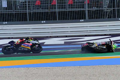 Eric Granado stürzt unmittlebar vor Dominique Aegerter