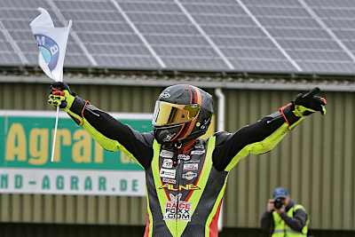 Verständlicher Jubel bei Didier Grams nach seinem fünften Gesamtsieg in der IRRC Superbike