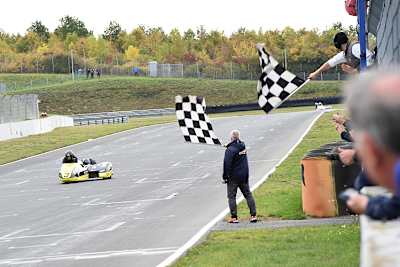 Mit über fünf Sekunden Vorsprung bekommen Schlosser/Fries die schwarz-weiß karrierte Flagge gezeigt