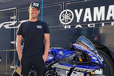 West vor der Yamaha mit der Startnummer 14