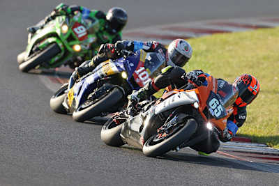 Geri Gesslbauer (101) im Sandwich zwischen Geoffrey Delhaye (65) und Karel Pesek (91)