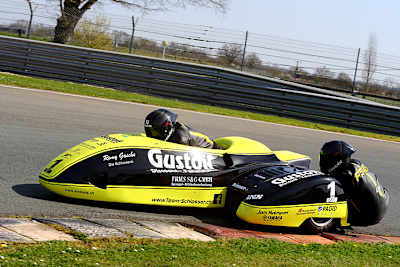 Markus Schlosser/Marcel Fries präsentieren stolz die Nummer 1 des regierenden Weltmeisters auf ihrer Gustoil-LCR Yamaha