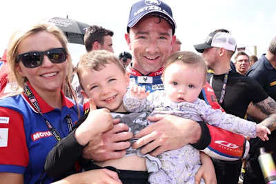 Der zweifache Superbike-Sieger des North West 200 im Kreise seiner Familie