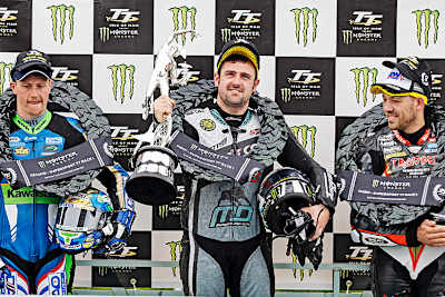 Dean Harrison (li.), Sieger Michael Dunlop, Peter Hickman (re.)
