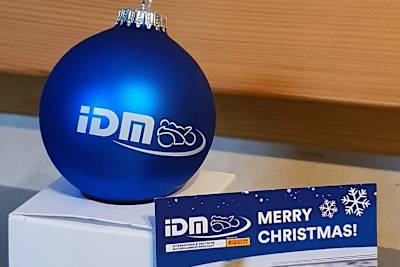IDM-Promoter macht Geschenke