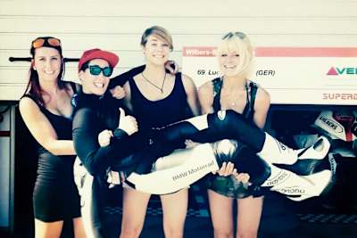 Lucy Glöckner auf Händen getragen