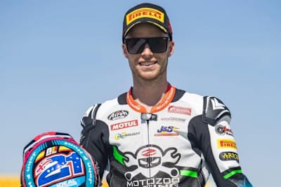 Ben Currie trägt eine Rennkombi für die Supersport-WM 2022 bereits ein