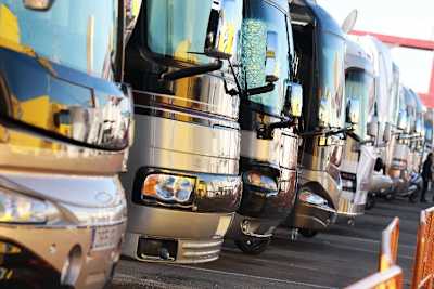 Die Wohnmobile der Superbike-Piloten stehen zur Zeit in keinem Paddock