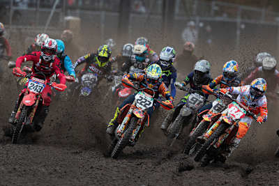 Tim Gajser, Tony Cairoli und Jeffrey Herlings (v.l.) vorne weg