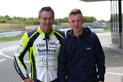 Josef Sattler gibt dem jungen Luca Schmidt als Beifahrer eine Chance