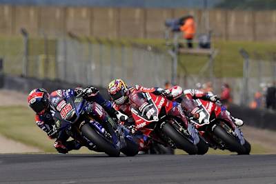 Es geht eng zu in der BSB: Tarran Mackenzie, Josh Brookes und Christian Iddon