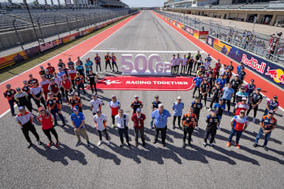 Erinnerungsfoto mit den MotoGP-Stars auf Start-Ziel