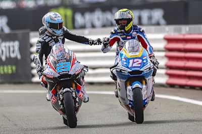 Tom Lüthi mit Marcel Schrötter, der in Silverstone 13. wurde