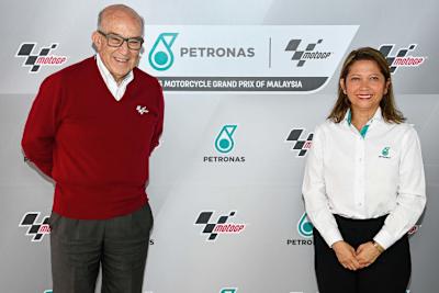 Dorna-CEO Carmelo Ezpeleta und Datin Anita Azrina Abdul Aziz von Petronas