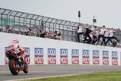 Die Honda-Mannschaft bejubelt die Zieldurchfahrt von Marc Márquez