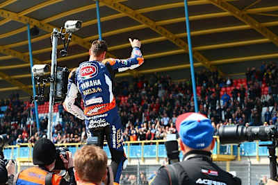 Michael van der Mark bedankt sich in Assen bei seinen Fans für die Unterstützung