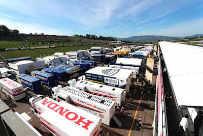 Das Material der MotoGP-Teams ist erst jetzt wieder in Spanien eingetroffen