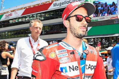 Simone Battistella hinter seinem Schützling Andrea Dovizioso