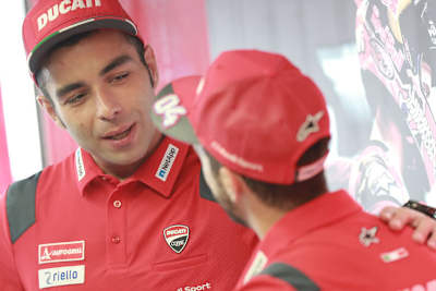 Danilo Petrucci im Gespräch mit Andrea Dovizioso