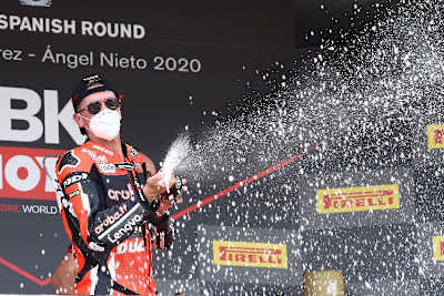 Mit Corona-Maske kann Scott Redding den Sekt nur verspritzen...