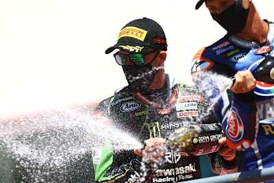 Jonathan Rea, Scott Redding und Michael van der Mark versprühten den Prosecco