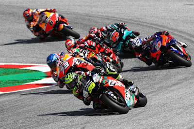 Cal Crutchlow im MotoGP-Getümmel (vor Alex Márquez, Smith, Petrucci, Lecuona, Quartararo und Bradl)