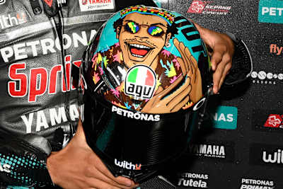 Franco Morbidelli präsentiert das spezielle Helm-Design für Misano