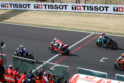 Der MotoGP-Start in Misano: Viñales neben Miller und Quartararo